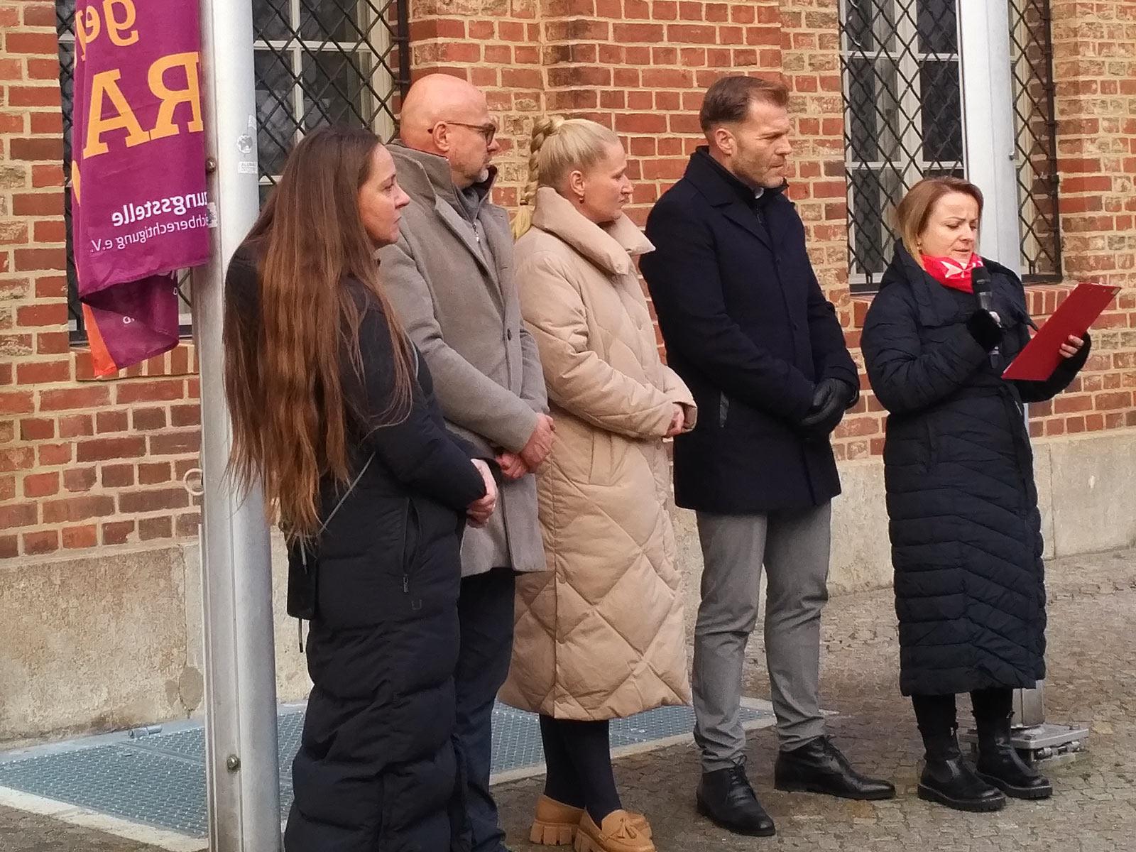 Hissen der Flagge am Orange Day 2025 in Frankfurt (Oder) © Ellen Liepe