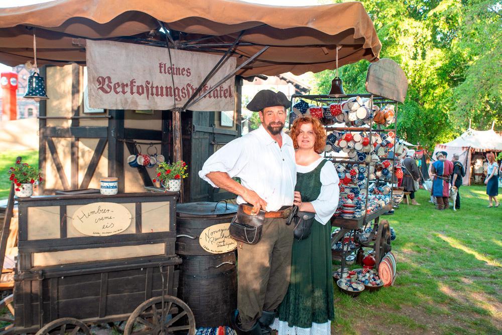 Para przed tawerną na Festiwalu Rycerskim © James Rea