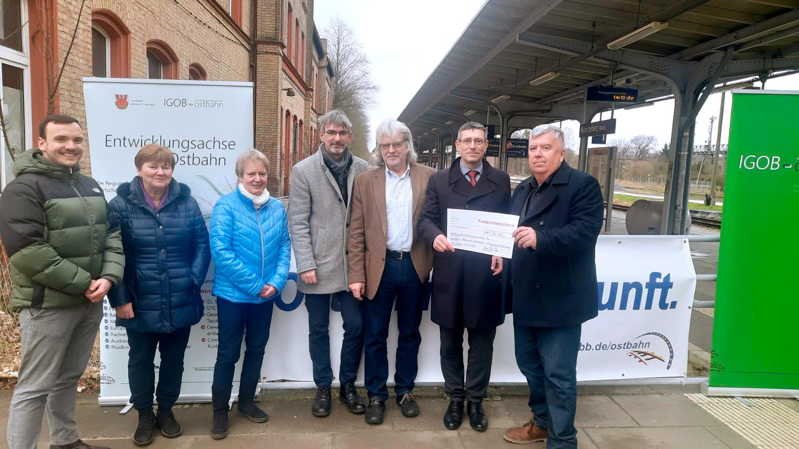 Wolfgang Genz, pracownik Agencji Rozwoju Gospodarczego LK MOL; Elke Stadeler, burmistrz Strausberg i przewodnicząca IGOB; dr Uta Barkusky, burmistrz Müncheberg i wiceprzewodnicząca IGOB; Frank Schütz, dyrektor zarządzający IGOB; Rainer Schinkel, radny i kierownik Biura Gospodarczego LK MOL; sekretarz stanu Uwe Schüler z brandenburskiego Ministerstwa Infrastruktury i Planowania Regionalnego oraz starosta Gernot Schmidt © Landkreis Märkisch-Oderland