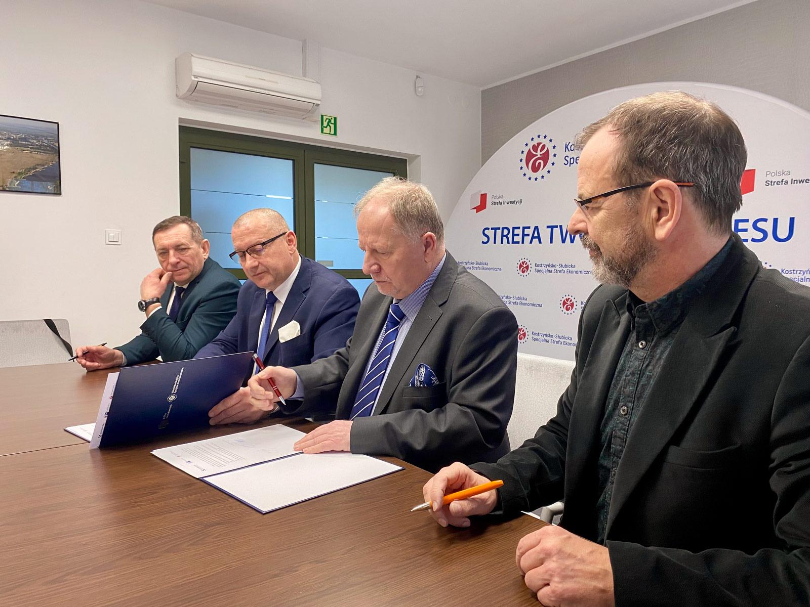 Vorstandsmitglied Antoni Sołtys und Präsident Tomasz Pisarek von der Sonderwirtschaftszone Kostrzyn‑Słubice AG, Jerzy Korolewicz, Präsident der IHK Gorzów, sowie Dr. Knut Thiel, Leiter Wirtschaftspolitik der IHK Ostbrandenburg, bei der Unterzeichnung der gemeinsamen Stellungnahme zur Modernisierung von Brücken (v.l.n.r.) © Jacek Jeremicz/IHK Ostbrandenburg