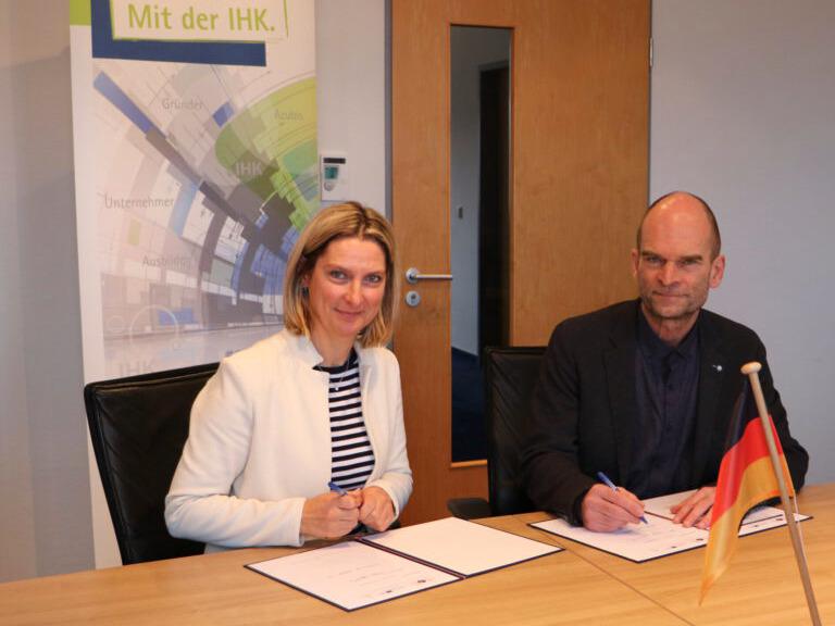 Unterzeichnung Kooperationsvereinbarung zum Aufbau des GIP-Netzwerkes für die Euroregion PRO EUROPA VIADRINA durch Monique Zweig (IHK Ostbrandenburg) (Monique Zweig (l. Hauptgeschäftsführerin, Industrie- und Handelskammer Ostbrandenburg), Toralf Schiwietz (r. GF ER PEV, MOev))