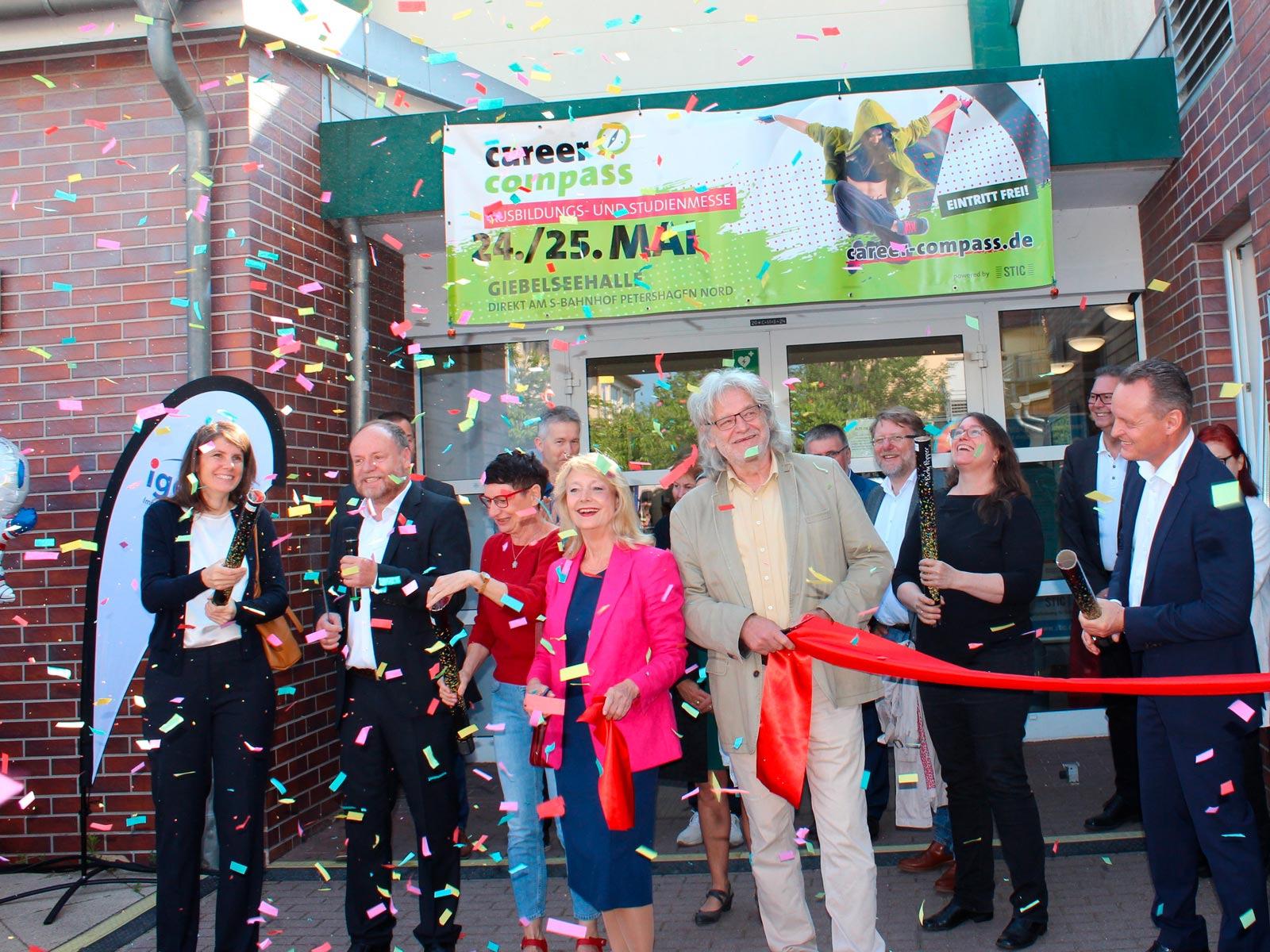 Cheerful opening of the career compass © career compass