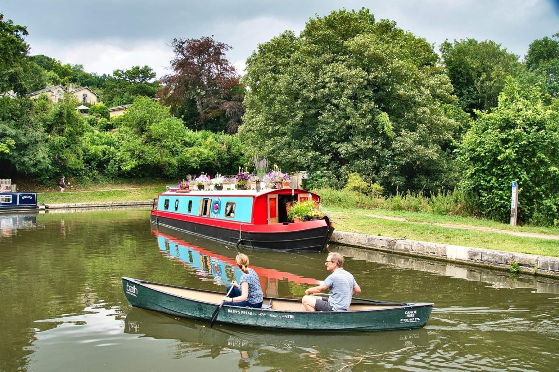 Hausboot und Kanu