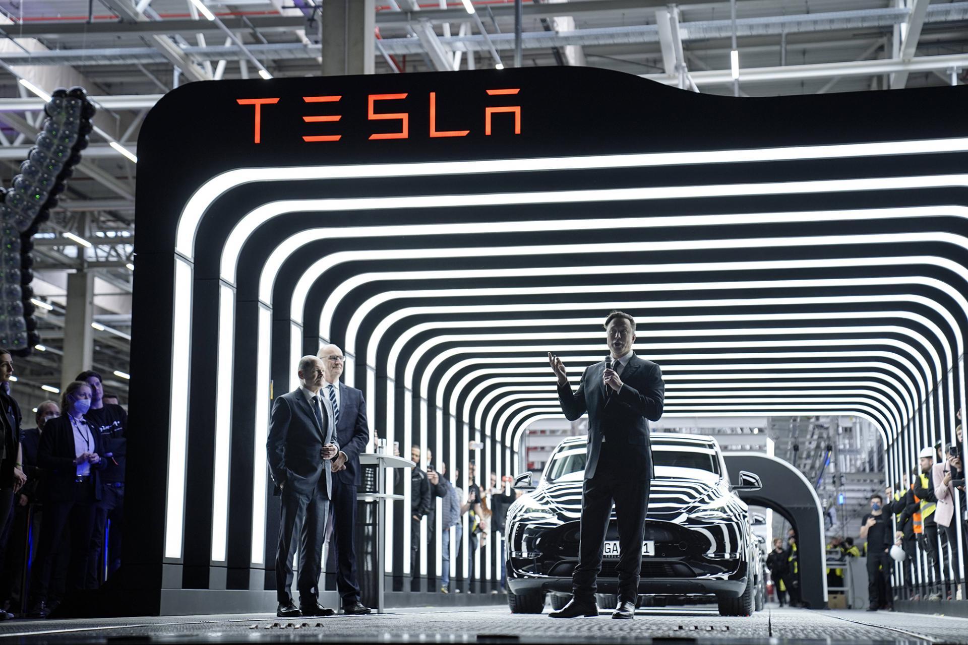 Tesla Delivery Day: Bei der Eröffnung der Tesla-Gigafactory in Gruenheide (Mark) mit Bundeskanzler Olaf Scholz, Elon Musk, Ministerpräsident von Brandenburg Dietmar Woidke und offiziellem Produktionsstart der Tesla Fabrik © IMAGO/Political Moments