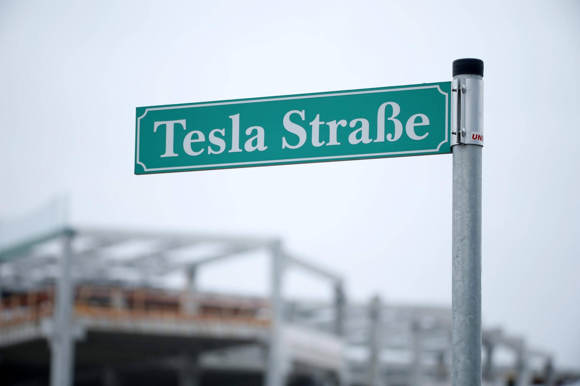 Straßenschild „Tesla Straße“ in Grünheide (Mark) © IMAGO/Future Image