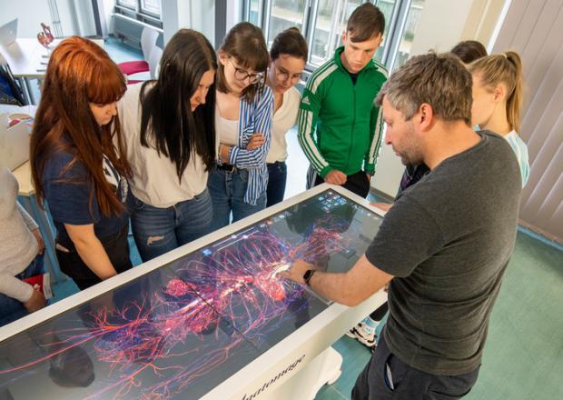 Students at the dissecting table © BTU Cottbus-Senftenberg