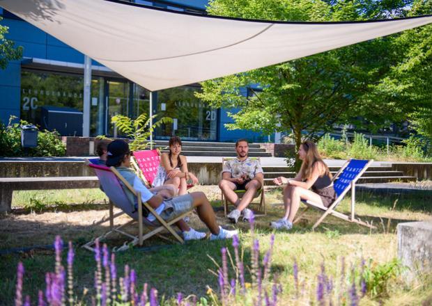 Students in deck chairs on the summer campus © BTU Cottbus-Senftenberg