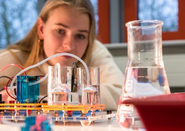 Wissenschaft trifft Schule, experimentierende Schülerin © BTU Cottbus-Senftenberg