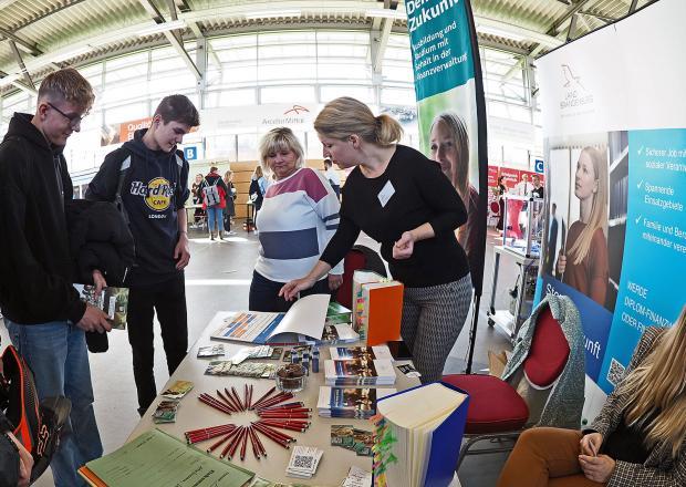 Young people at a booth of the Startzeit training fair © KoFO e. V.