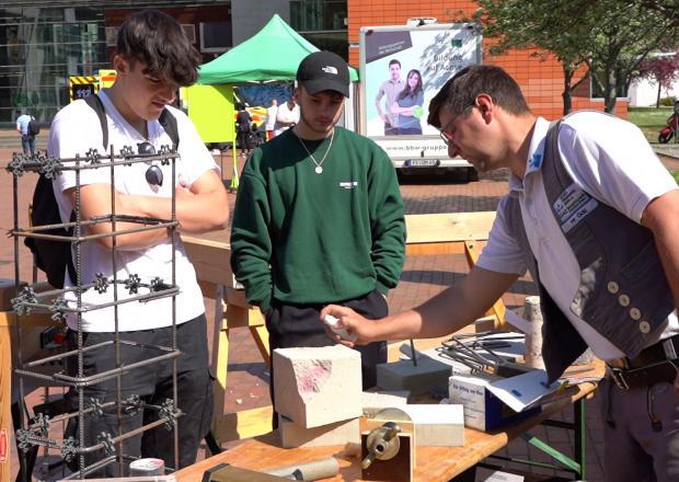 Young people at a booth of the Startzeit training fair © KoFO e. V.