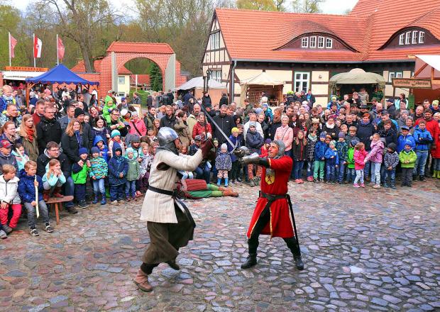 Kämpfende Ritter beim Osterspectaculum auf der Burg Storkow © Carnica Spectaculi