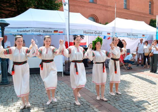 The girls of the Ginger Dance School from Słubice during one of their many performances. © Uwe Meier