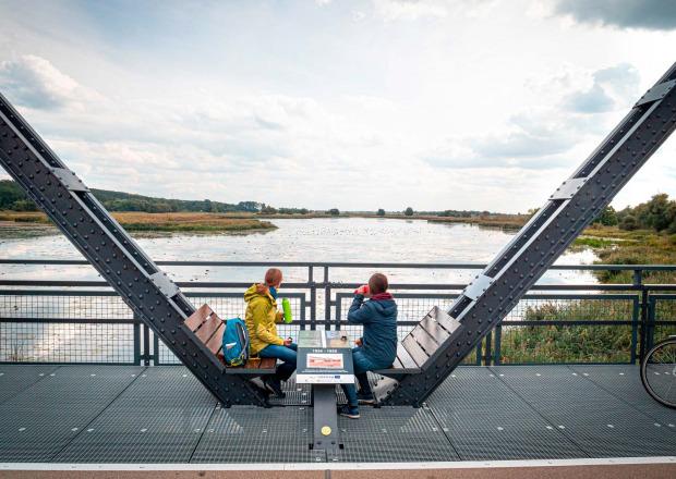Two hikers take a break on the Europabrücke bridge © Christoph Creutzburg
