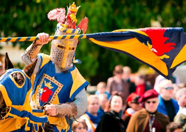 Ritter auf einem Pferd beim Ritterfest © JFM