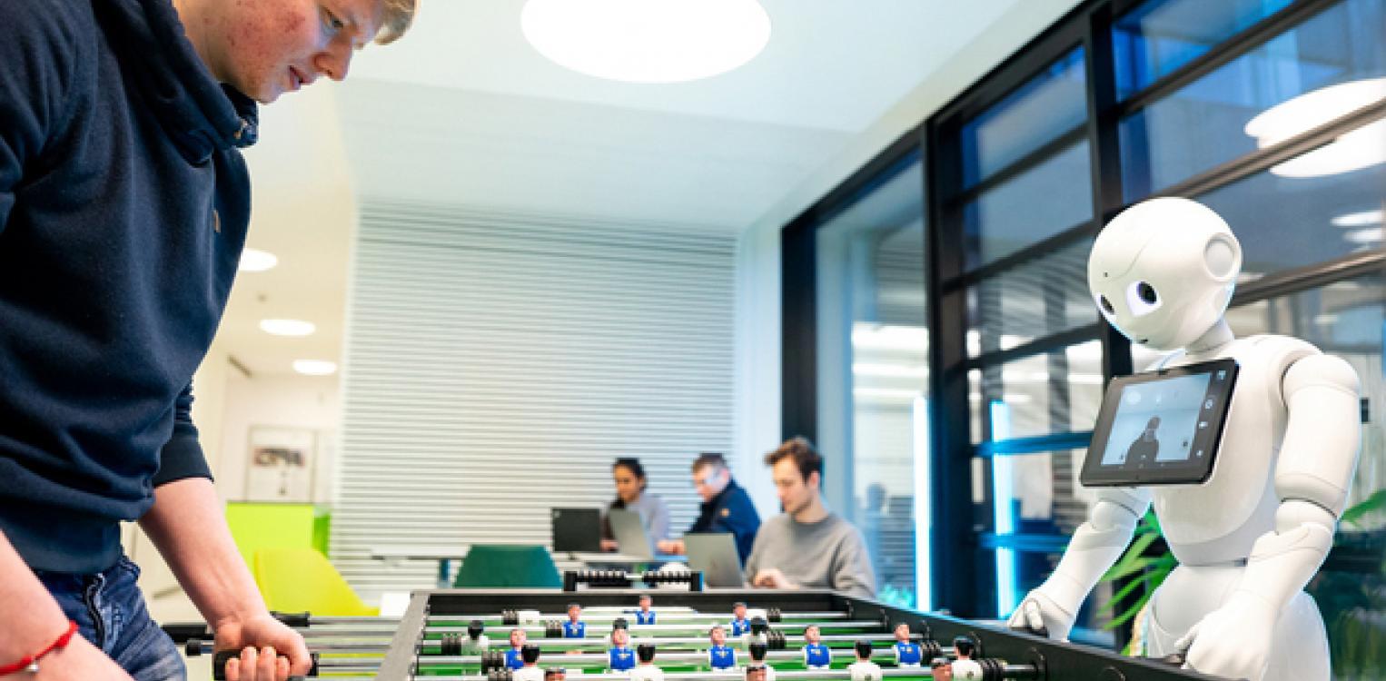 Student with robot at table soccer © BTU Cottbus-Senftenberg