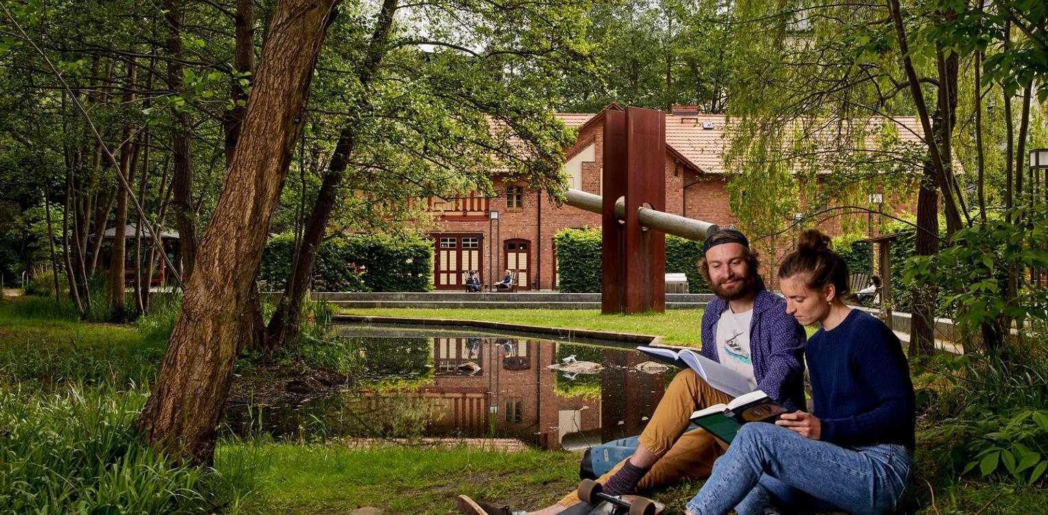 Pond biotope and modern art on the city campus © HNEE/Michael Handelmann