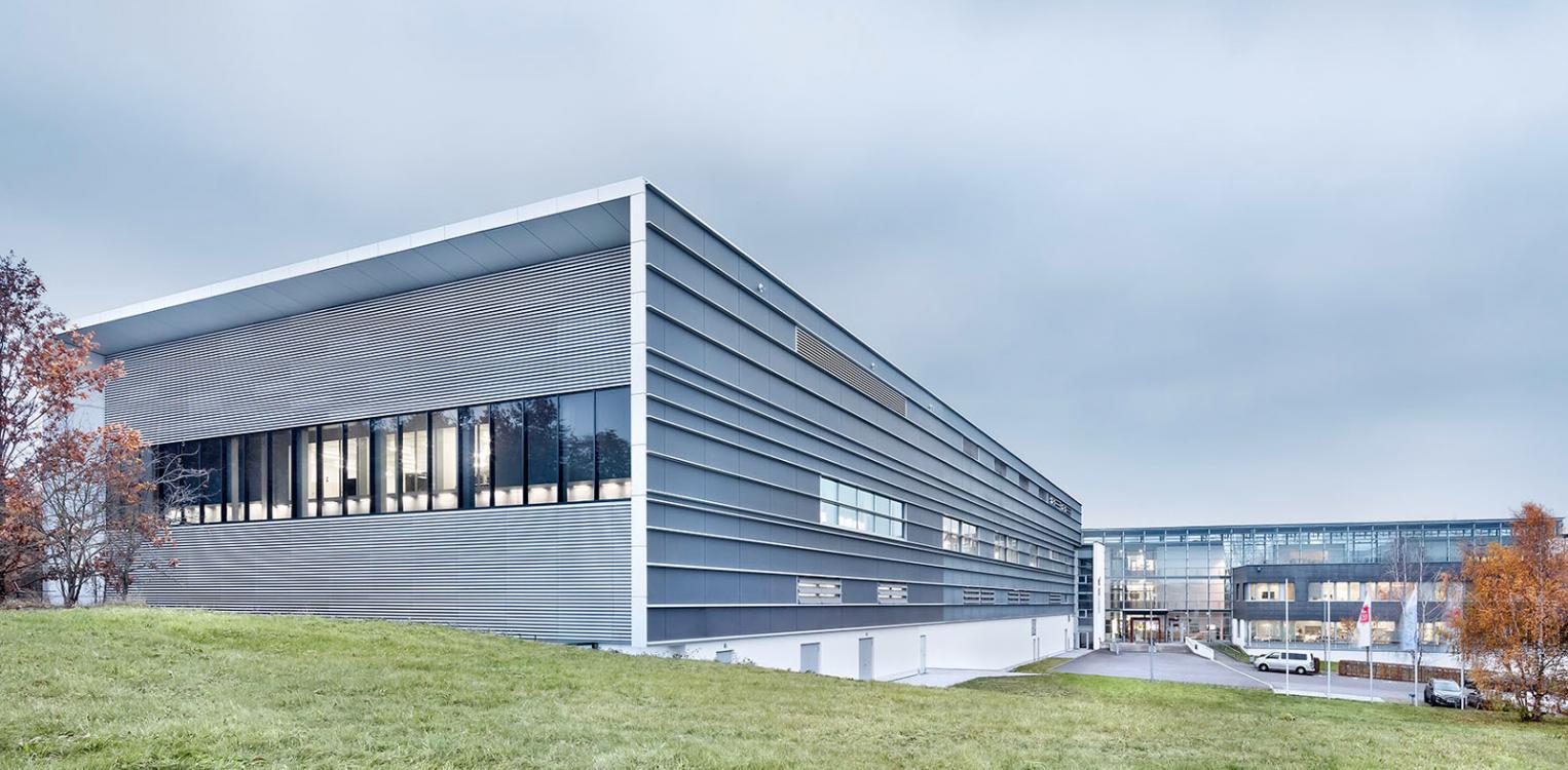 Außenaufnahme des Gebäudes des Leibniz-Instituts für innovative Mikroelektronik (IHP)