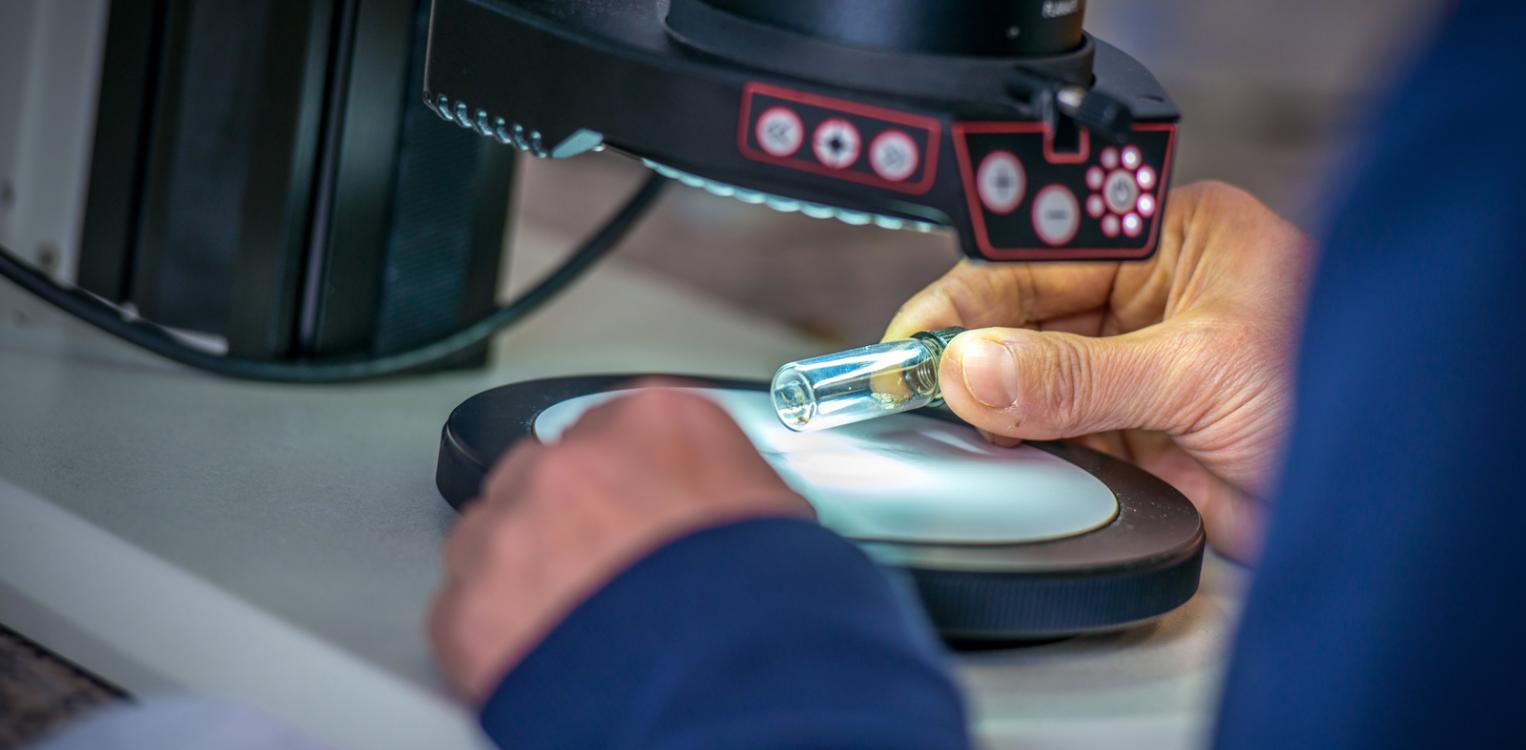 Examination of research objects © Christian Haecker/ZALF