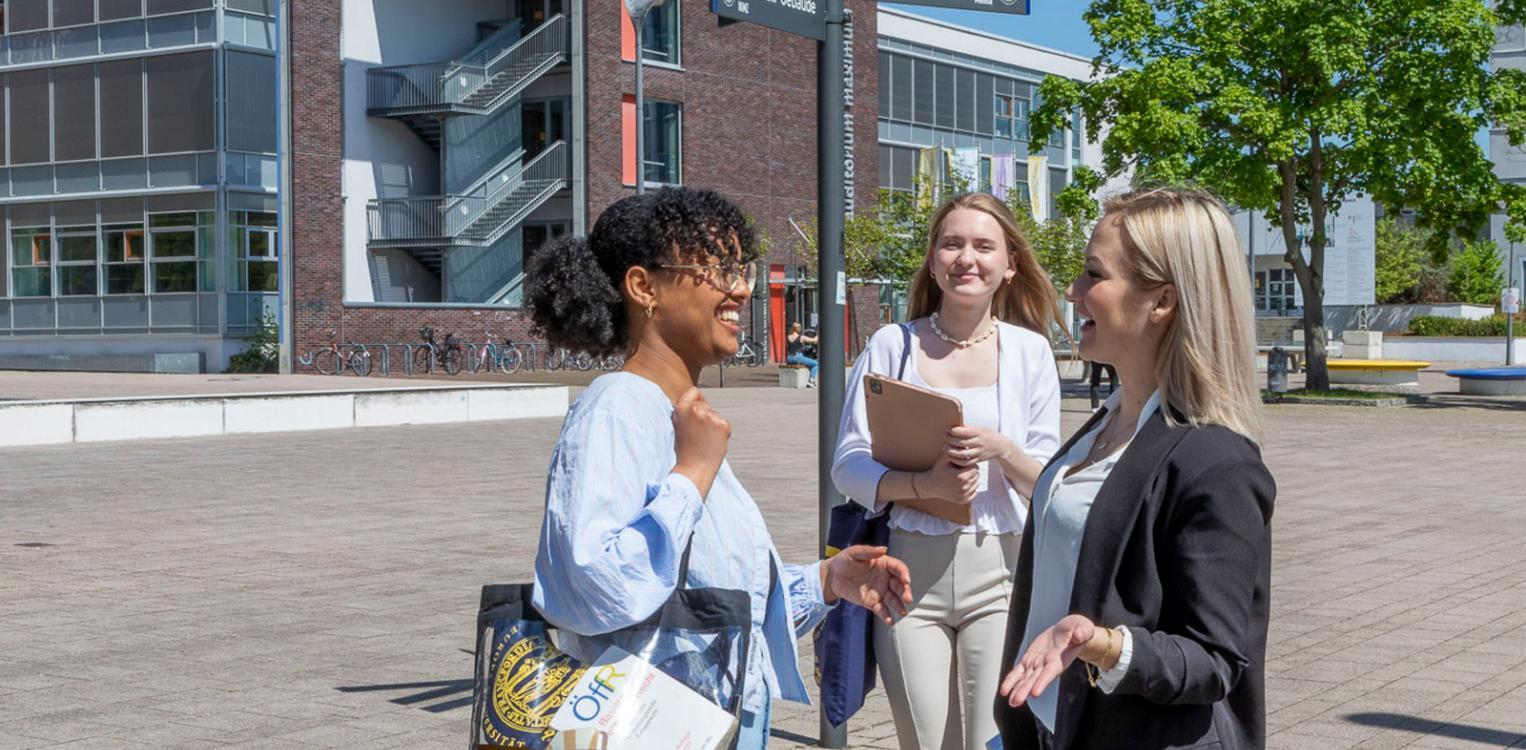 Female students on the Viadrina campus © Heide Fest