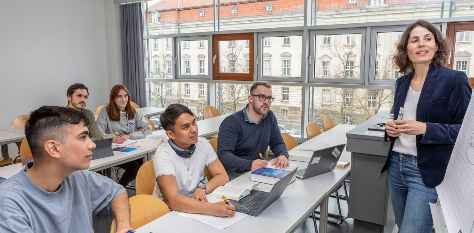 Seminar course with students at the Viadrina © Heide Fest
