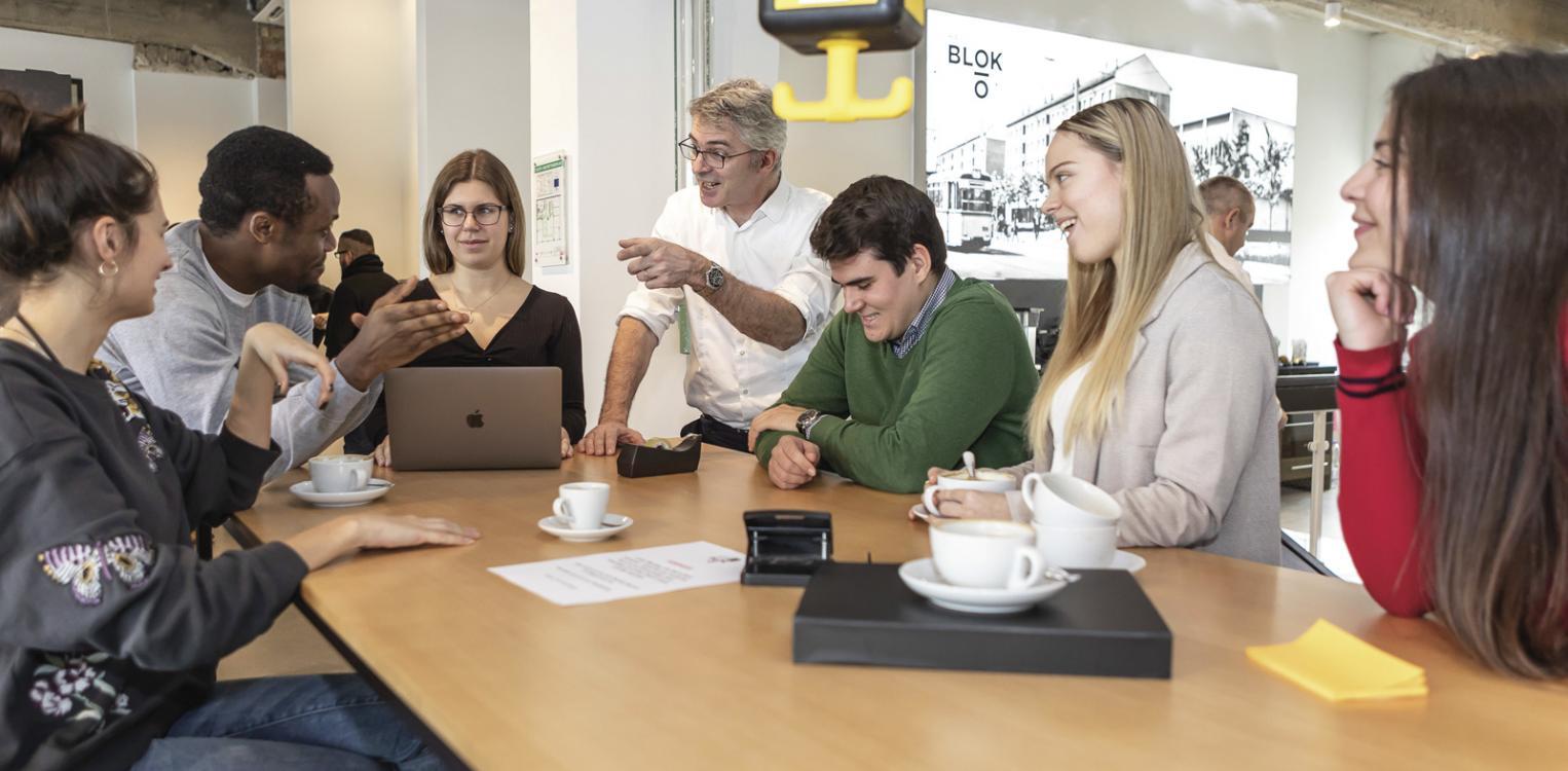 Studierende der Europa-Universität im Gespräch mit ihrem Professor © Heide Fest