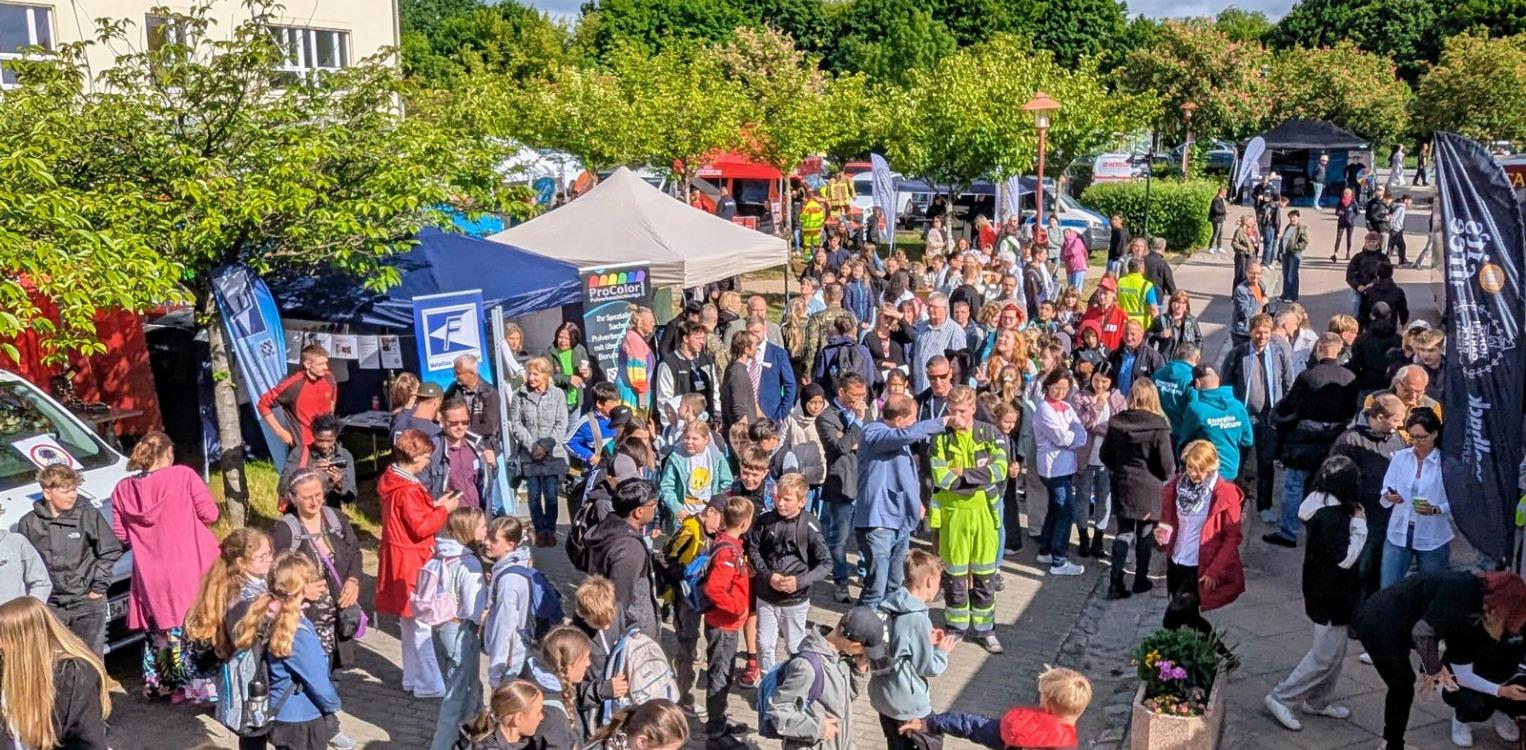 Besucher auf der Ausbildungs- & Jobmesse „Career Compass“