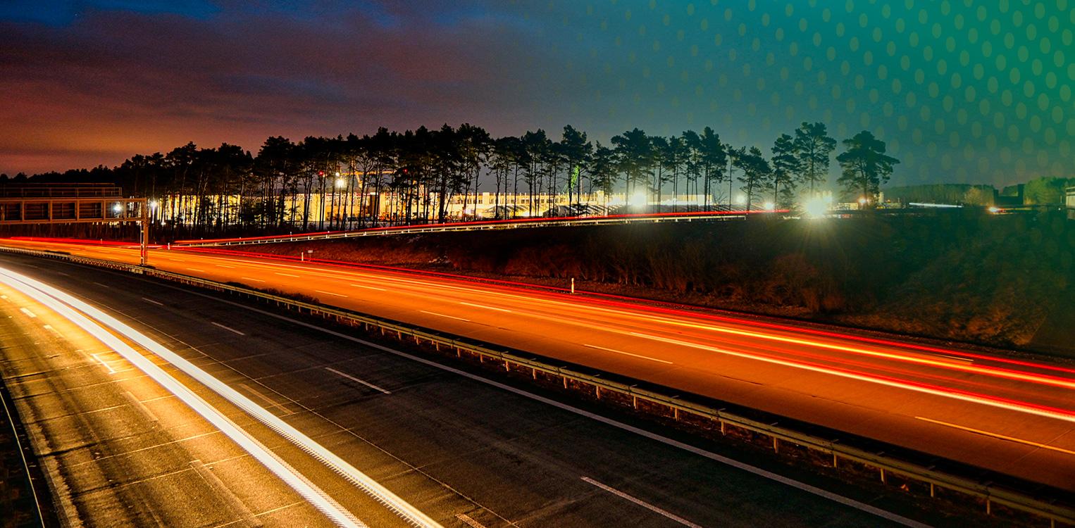 Autobahn A10 an der Tesla-Gigafactory bei Nacht © Kessiklick/Alamy Stock Photos
