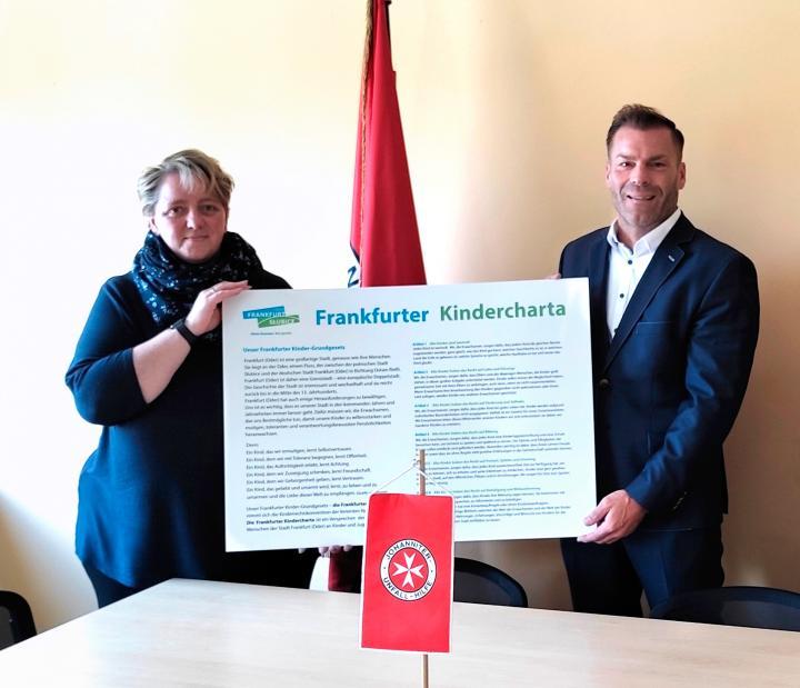 Die Kinderbeauftragte Jacqueline Eckardt und Uwe Kleiner, Regionalvorstand der Johanniter-Unfall-Hilfe e.V., bei der Übergabe der 50. Frankfurter Kindercharta