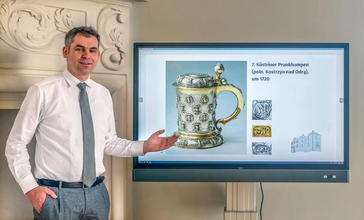 Zu sehen auf einem Monitor ist eines der Objekte, die durch den Spendenaufruf für den Erwerb wertvoller Silberobjekte aus dem 17. und 18. Jahrhundert angekauft werden sollen. © Winfried Mausolf