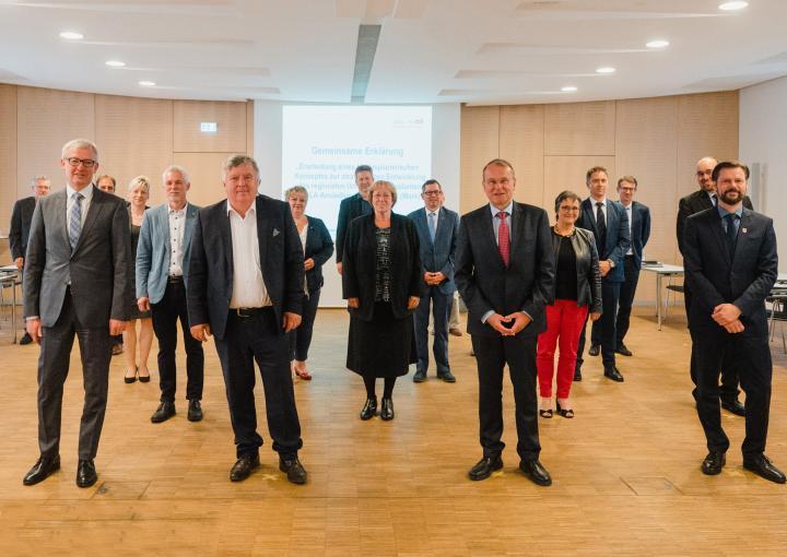 Gruppenbild bei der Unterzeichnung der gemeinsamen Erklärung Entwicklung eines Umfeldkonzeptes zur TESLA-Ansiedlung