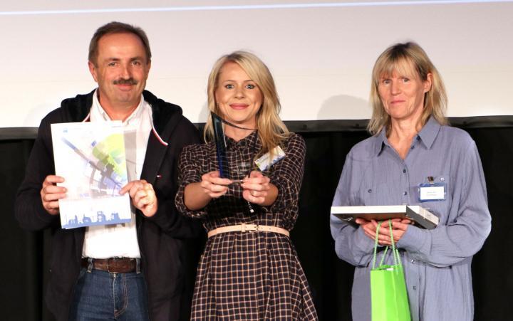 The best graduate of East Brandenburg's class of 2022 Susanne Keil with her parents Rainer and Anke © IHKOBB