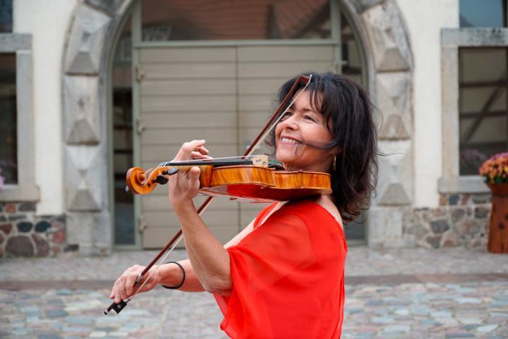 Violinspielerin Elizabeth Balmas beim Spielen auf ihrer Geige © Jenny Jürgens