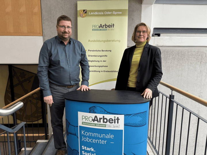 LK OS Jobcenter feiert 20-jähriges Jubiläum, Leiter Jobcenters Tino Kriegl und Dezernentin Katja Kaiser 
