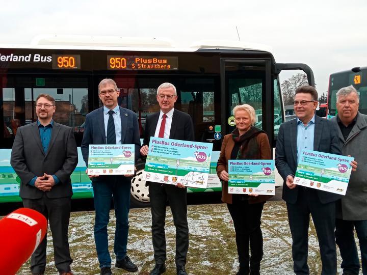 Daniel Kunath (mobus), Clemens Wolter (Deputy Mayor Erkner), Minister Guido Beermannn, Gundula Teltewskaja (District of Oder-Spree), Jürgen Roß (VBB), Gernot Schmidt (District Administrator Märkisch-Oderland) in front of the new PlusBus