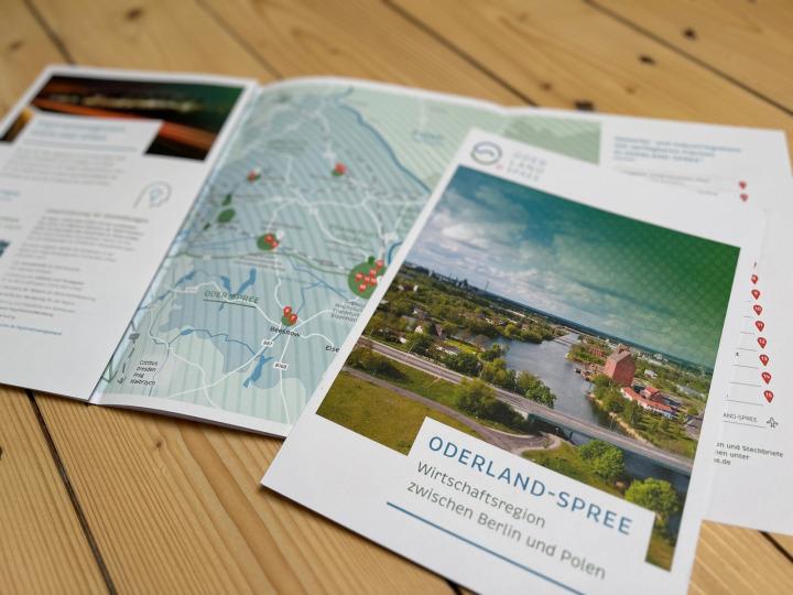 Strona tytułowa i wewnętrzna broszury regionalnej Oderland-Spree © fischundblume
