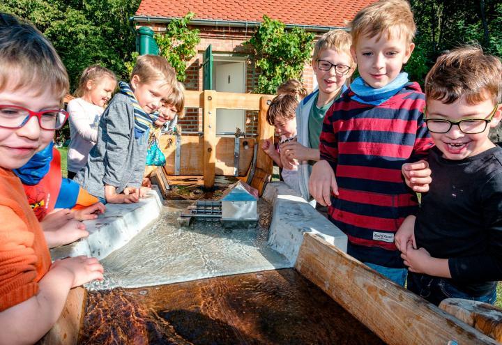 Dzieci na stanowisku zabaw wodnych w Domu Fontane © Bad Freienwalde Tourismus GmbH/Michael Anker