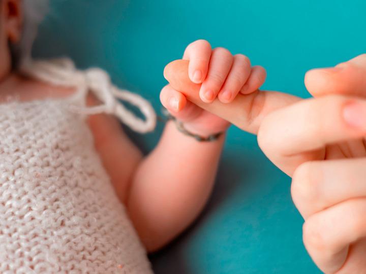 Eine Babyhand greift den Finger einer Erwachsenenhand © Tú Nguyễn/Pixabay