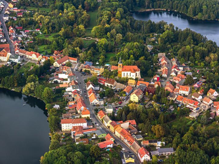 Luftbild von Buckow mit Blick auf die Stadtkirche und die umliegenden Seen © Albrecht Köhler