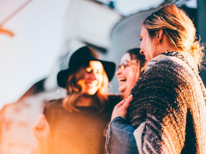 Lachende Frauen © StockSnap/Pixabay