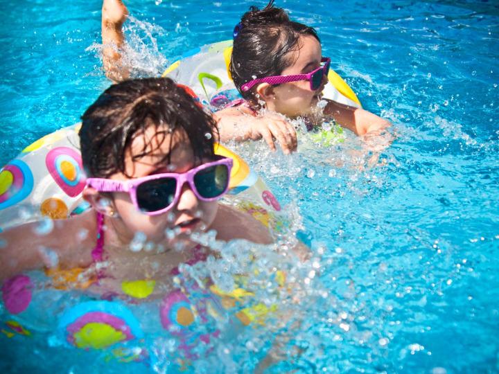 Kinder beim Planschen mit Schwimmringen im Wasser © Pexels/Pixabay