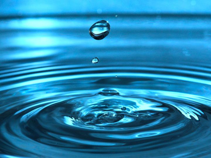 Nahaufnahme eines Wassertropfens © Claudia Wollesen/Pixabay