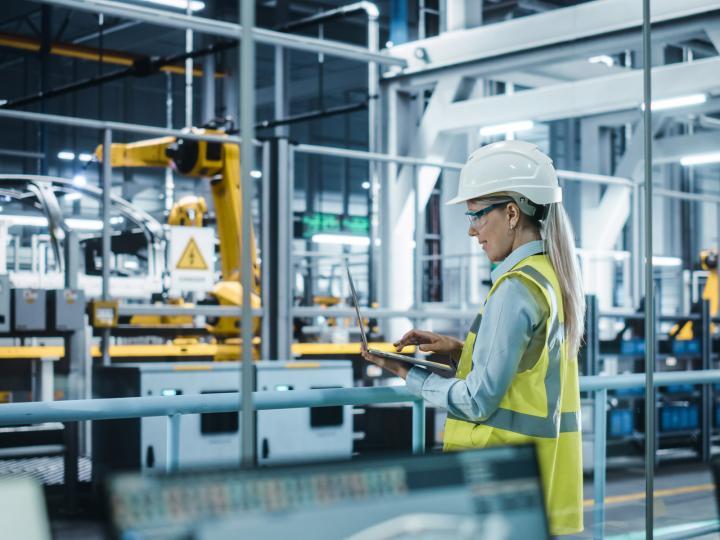 Mechanikerin in einem Autowerk © gorodenkoff/istockphoto