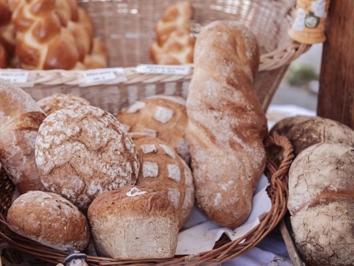 Kupowanie chleba na targu © Monika Baechler/Pixabay