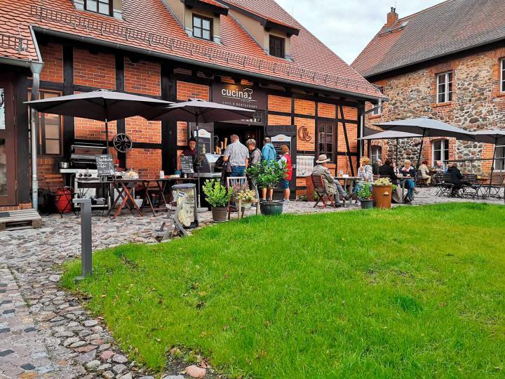 Außenansicht des Cafés und Restaurants cucina verde auf der Burg Beeskow © cucina verde/Lena Burkhardt