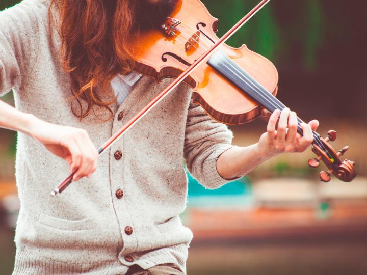 A woman plays a violin © Pexels/Pixabay