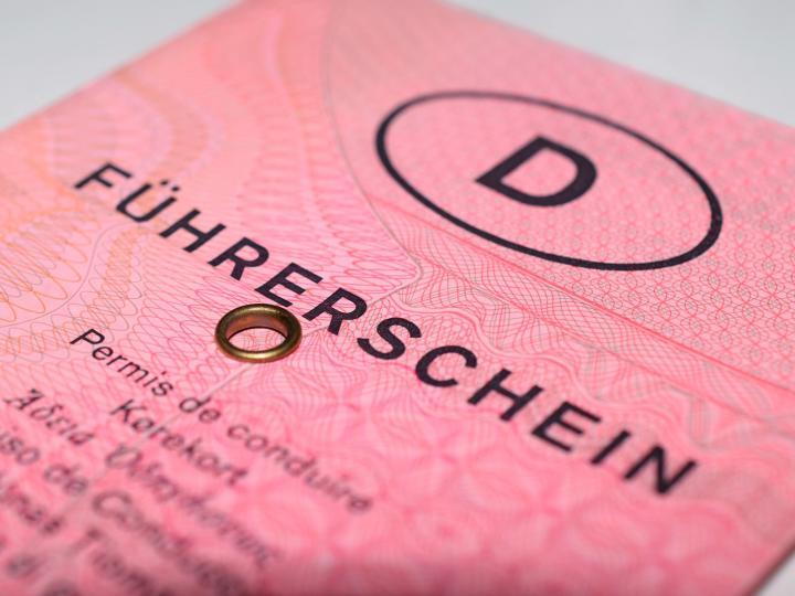 View of old paper driving license © Steffen L./Pixabay