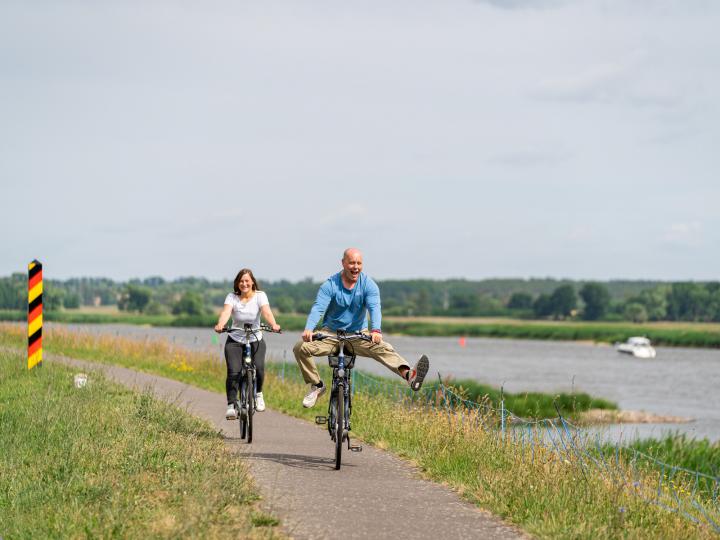 Radfahrer auf dem Oder-Neiße-Radweg bei Groß Neuendorf © Seenland Oder-Spree/Florian Läufer
