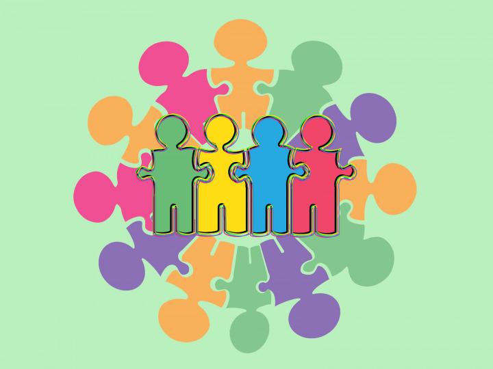 Eine Illustration mit bunten Figuren die das Thema Inklusion aufgreift © geralt/Pixabay 