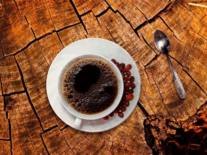 Kaffeetasse auf einem Holztisch von oben gesehen © Anja/Pixabay