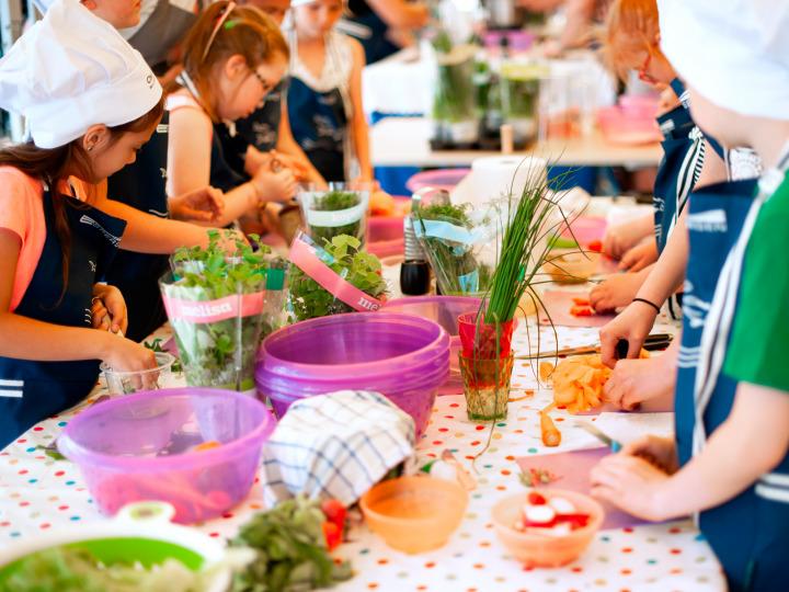 Kinder beim gemeinsamen Zubereiten von Zutaten für das Kochen © Andrzej Rembowski/Pixabay